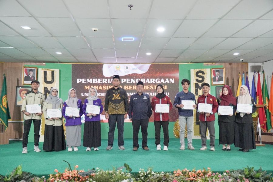 Apresiasi Untuk 225 Mahasiswa Berprestasi, Rektor UMRI Serahkan Reward