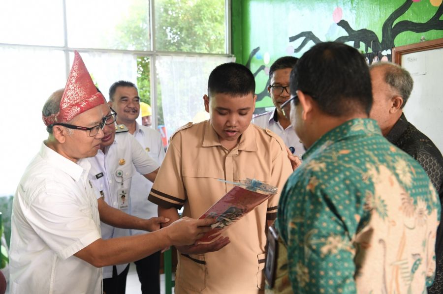 Atip Latipulhayat Apresiasi Kemajuan Pendidikan di Kabupaten Belitung