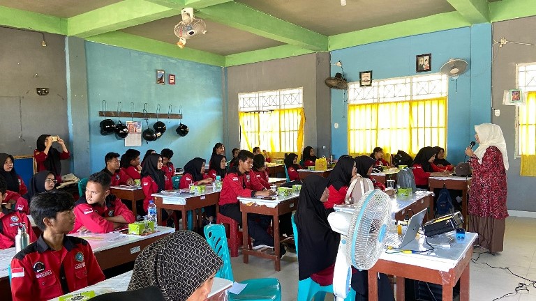 Bersama PHR, FMIPA dan Kesehatan UMRI Gelar Kegiatan Dosen Tamu dan Praktikum di SMK N 1 Mandau Duri