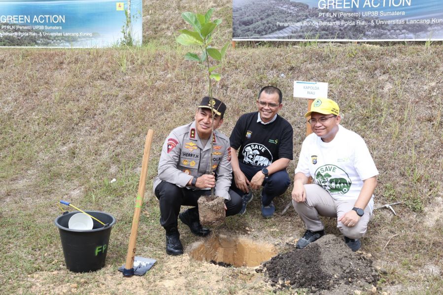 Bersama PT PLN UIP3B Sumatera, Kapolda Riau Lakukan Penghijauan di Kampus Unilak