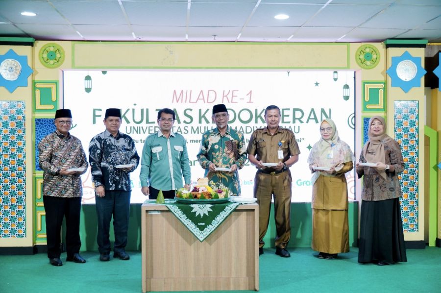 Betabur Penghargaan di Puncak Milad Pertama FK UMRI