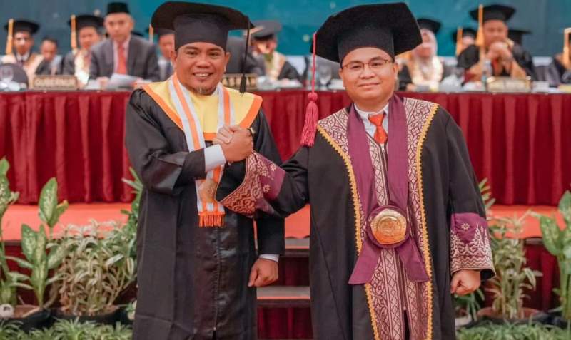 Bupati Zukri Raih gelar Sarjana di Unilak