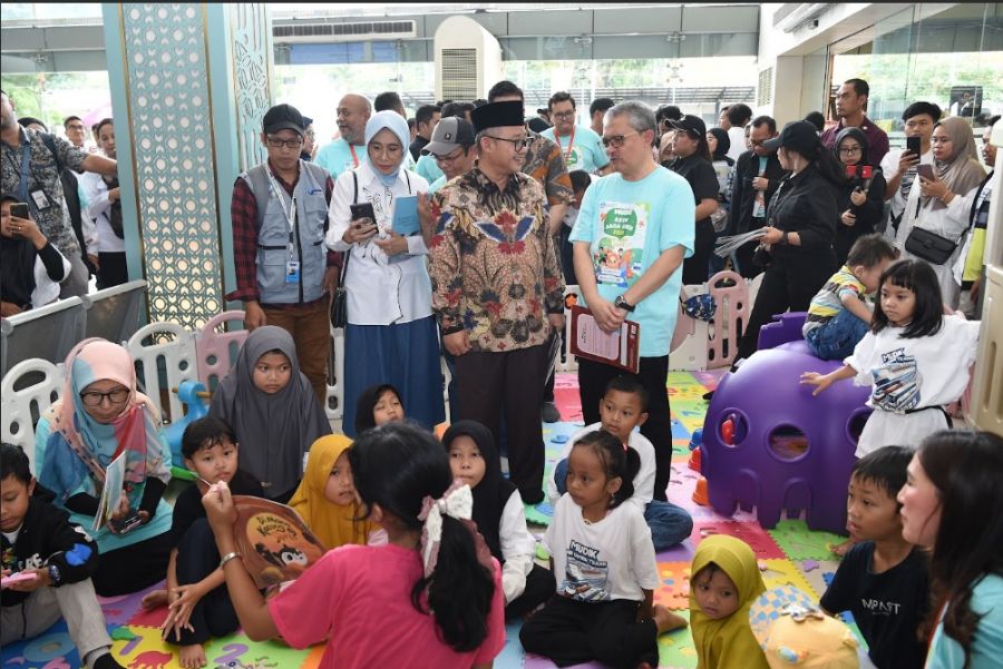 Di Stasiun Pasar Senen, Mendikdasmen Bagikan Buku Bacaan Bermutu