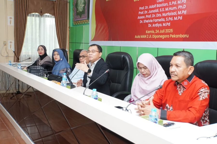 Dua Profesor Pendidikan Hadir di MAN 2 Pekanbaru, Dra Diah Anggraini : Moment Langka dan Kami Senang