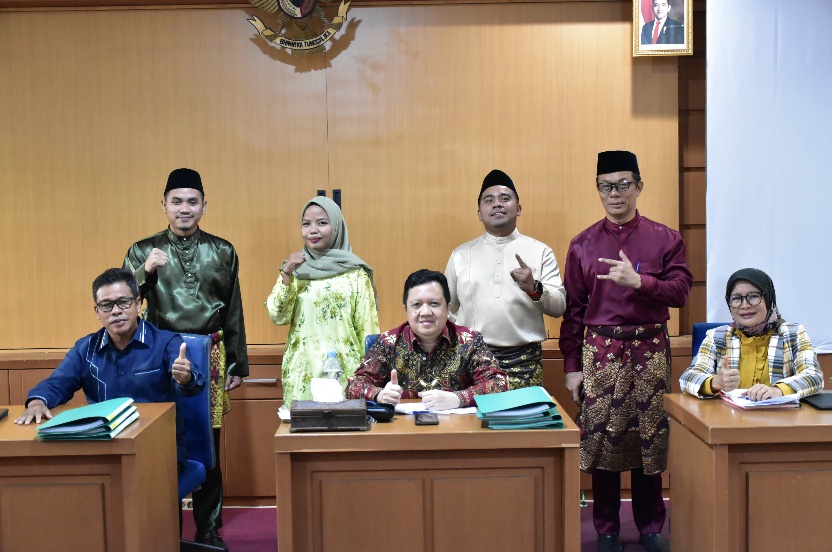 Empat Anggota Dewan Raih Gelar Sarjana Hukum di Fakultas Hukum Unilak
