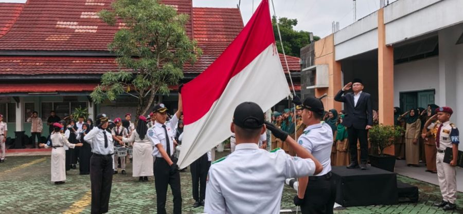 Jadi Pembina Upacara di SMK Pertanian Terpadu, Rektor Junaidi Dorong Guru dan Siswa untuk Kuliah