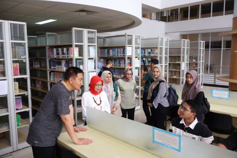 Kapolda Riau Berkunjung ke Perpustakaan Soeman HS