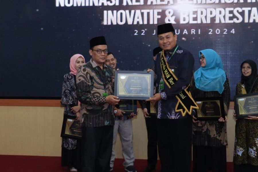 Kepala MAN 1 Kuansing Terima Anugerah Perma Pendis 2024, Plt Kakanwil Kemenag Riau Beri Apresiasi