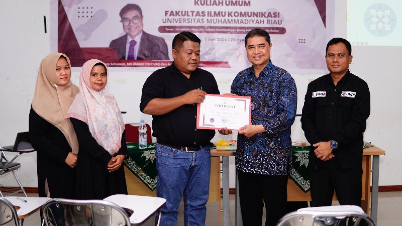 Kuliah Umum Fikom Umri Hadirkan Asep Setiawan