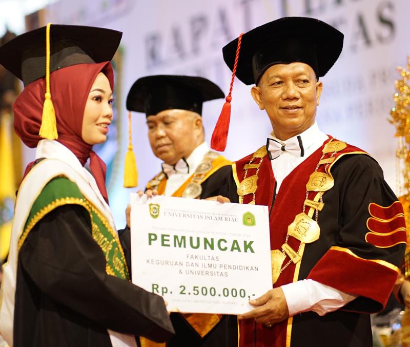 Lepas 1.413 Wisudawan, Rektor UIR : Jadilah Lulusan Berdaya Saing