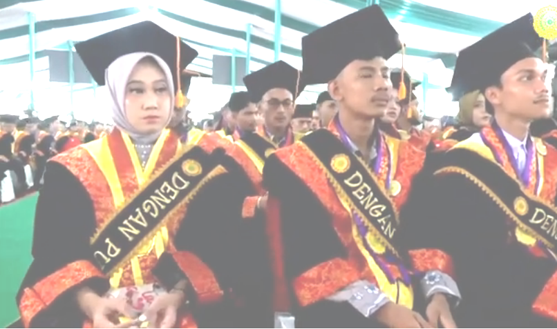 Luar Biasa..! 500 Wisudawan Umri Raih Predikat Dengan Pujian