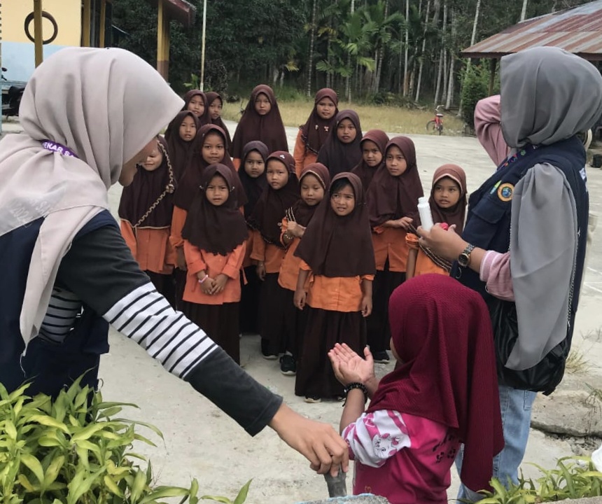 Mahasiswa KKN UNRI Beri Penyuluhan Cuci Tangan di SDN 019 Desa Kembang Mekar Sari