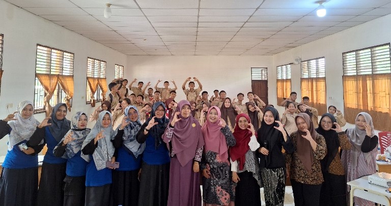 PHR dan FMIPA & Kesehatan UMRI Tingkatkan Kompetensi Kimia Siswa dan Guru di SMKN 1 Tualang 