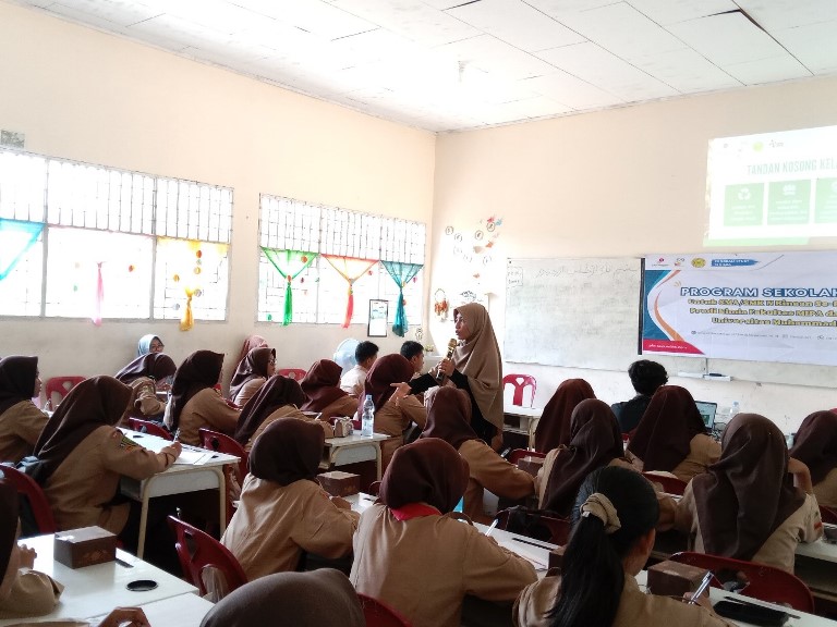 PT PHR Bersama FMIPA dan Kesehatan UMRI Tingkatkan Kompetensi Kimia Siswa SMKN 2 Dumai 