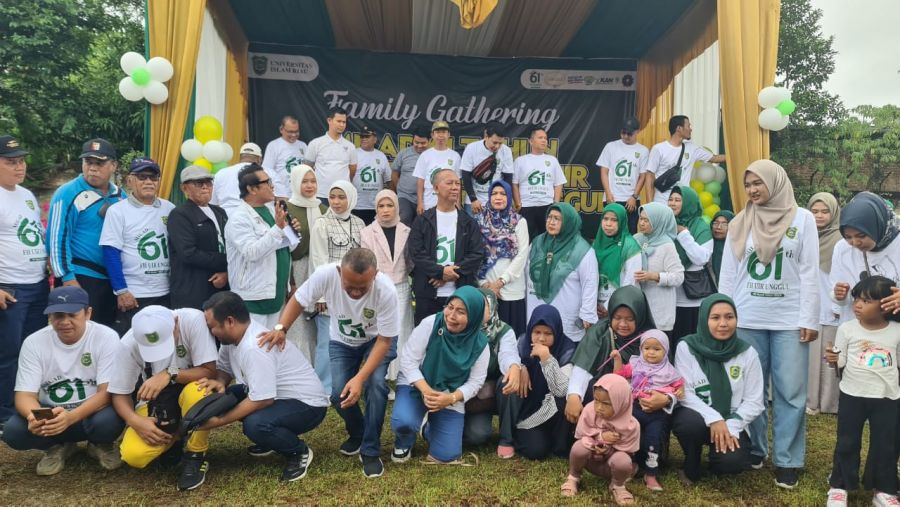 Rektor Syaf Rinaldi Sumbang Suara Emas di Family Gathering Milad Ke-61 Fakultas Hukum UIR