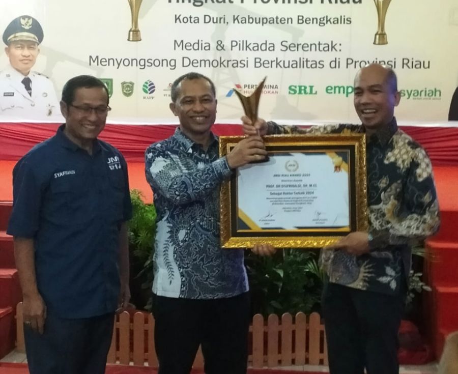 Rektor Syafrinaldi Terima Penghargaan sebagai Rektor Terbaik