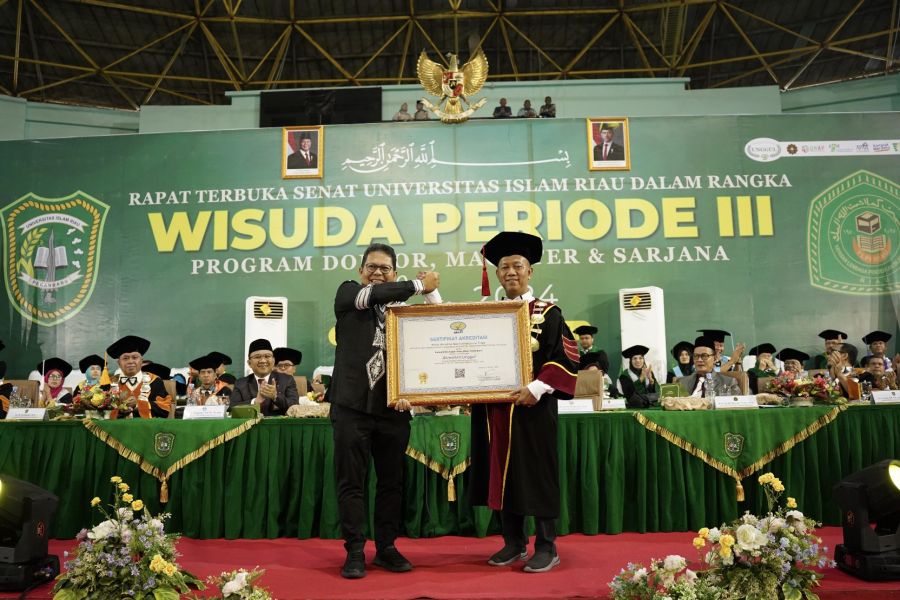 Rektor UIR Resmi terima Sertifikat Akreditasi UNGGUL dari  Direktur Dewan Eksekutif BAN PT