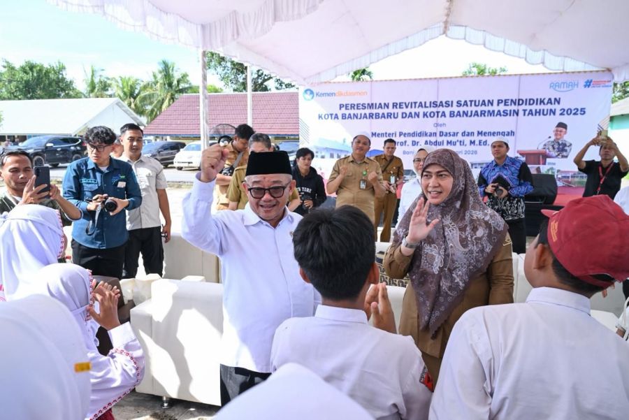 Sholawat Badar Sambut Mendikdasmen Saat Resmikan 14 Sekolah di Kalsel
