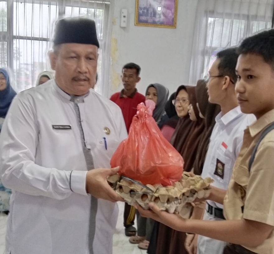 SMA Negeri 8 Pekanbaru Serahkan Bantuan Sosial Ramadhan