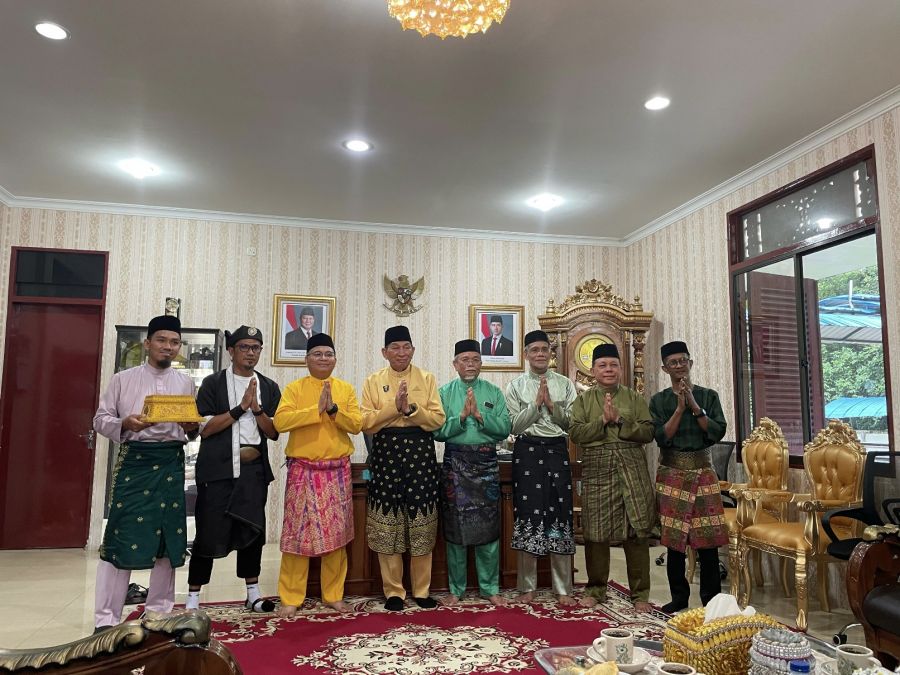 Sorong Tepak, Rektor Junaidi Jemput LAMR untuk Tepuk Tepung Tawar Tiga Guru Besar Unilak