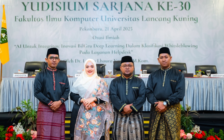 Tahniah..! Lucky Laura Van FC Lulus dengan Predikat Cumlaude Program Doktoral di UPI YPTK Padang