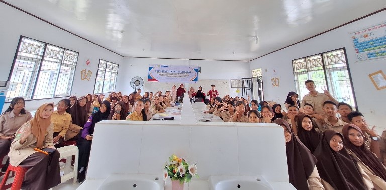 Tim Sekolah Binaan Kimia UMRI Goes to SMKN 1 Mandau