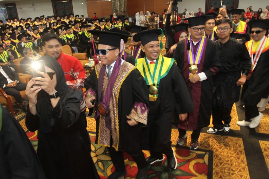 Unilak Lepas  895 Wisudawan