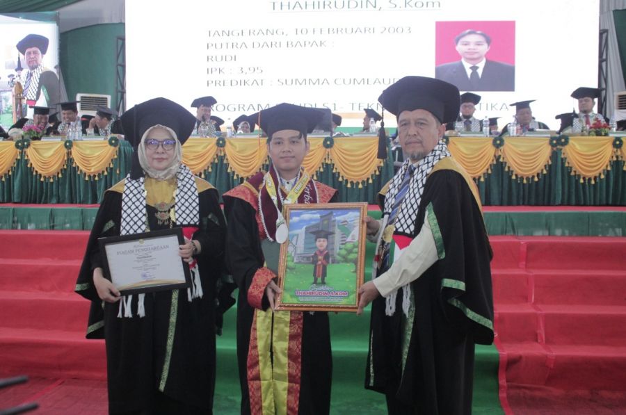 Wisuda ke 28 Umri, Thahiruddin Raih Predikat Summa Cumlaude