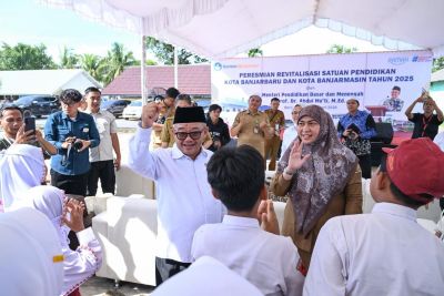 sholawat-badar-sambut-mendikdasmen-saat-resmikan-14-sekolah-di-kalsel